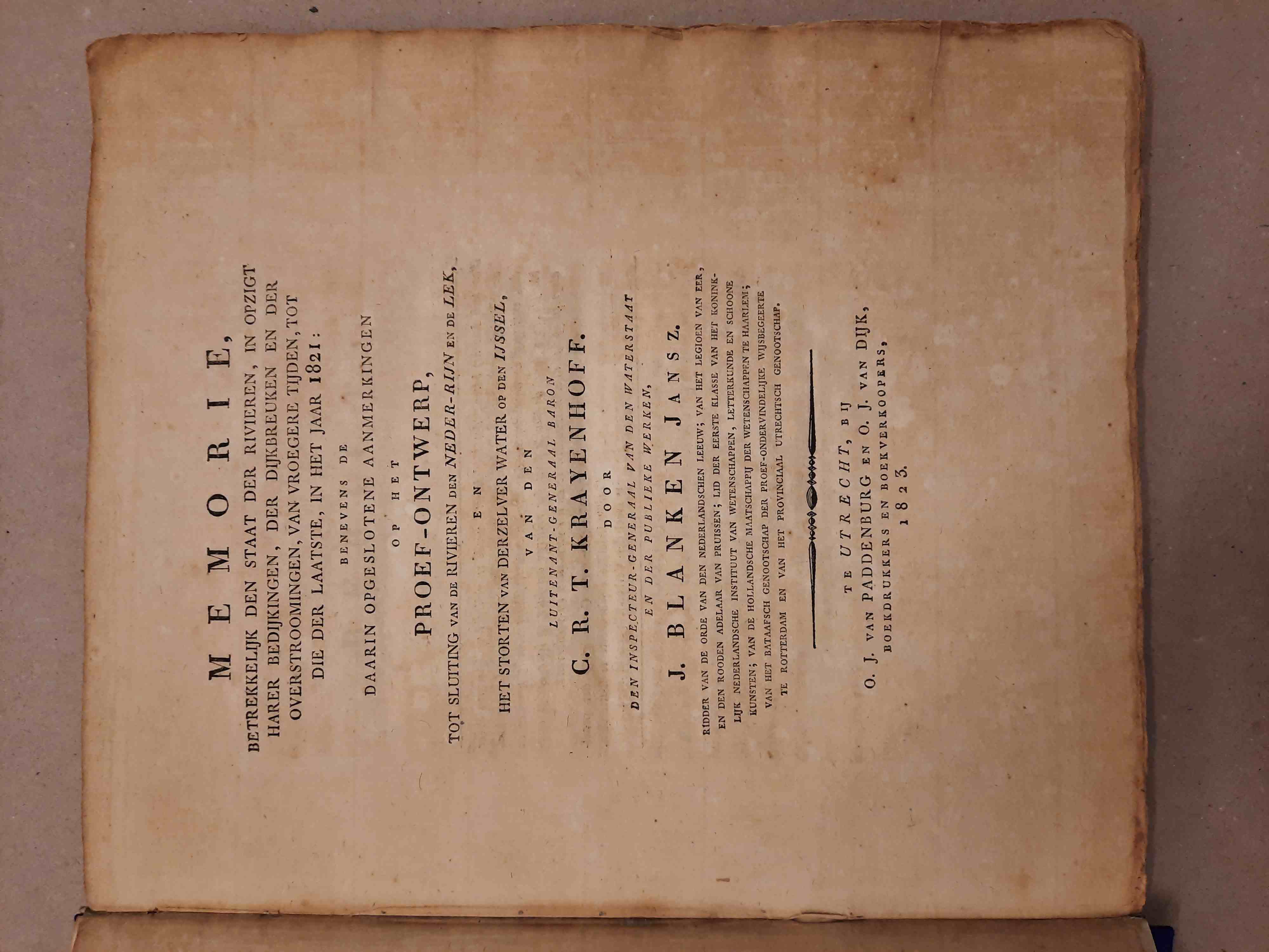 Blanken Jansz., J. - Memorie, betrekkelijk den staat der rivieren, in opzigt harer bedijkingen, der dijkbreuken en der overstroomingen, van vroegere tijden, tot die der laatste, in het jaar 1821: Beneveens de daarin opgeslotene aanmerkingen op het proef-ontwerp, tot sluiting van de rivieren den Neder-Rijn en de Lek rn het storten van derzelver wateren op den IJssel van den luitenant-generaal baron C.R.T. Kraayenhoff.