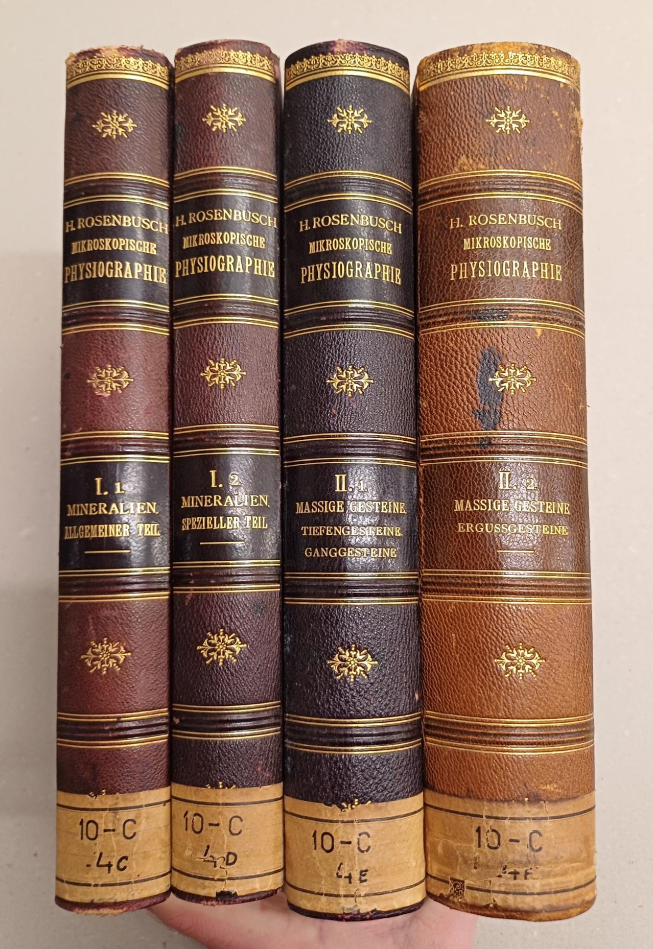 Rosenbuch, H. und E.A. Wulfing - Mikroskopische Physiographie der Mineralien und Gesteine: ein Hulfsbuch bei mikroskopischen Gesteinsstudien - I & II (Vierte vollig umgestaltete Auflage)