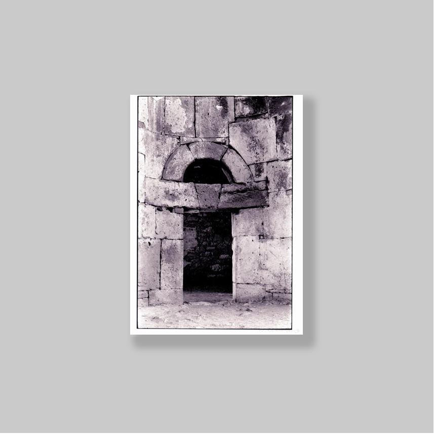 Buchsbaum, Norbert (1925-1998). - Gate to an old building.