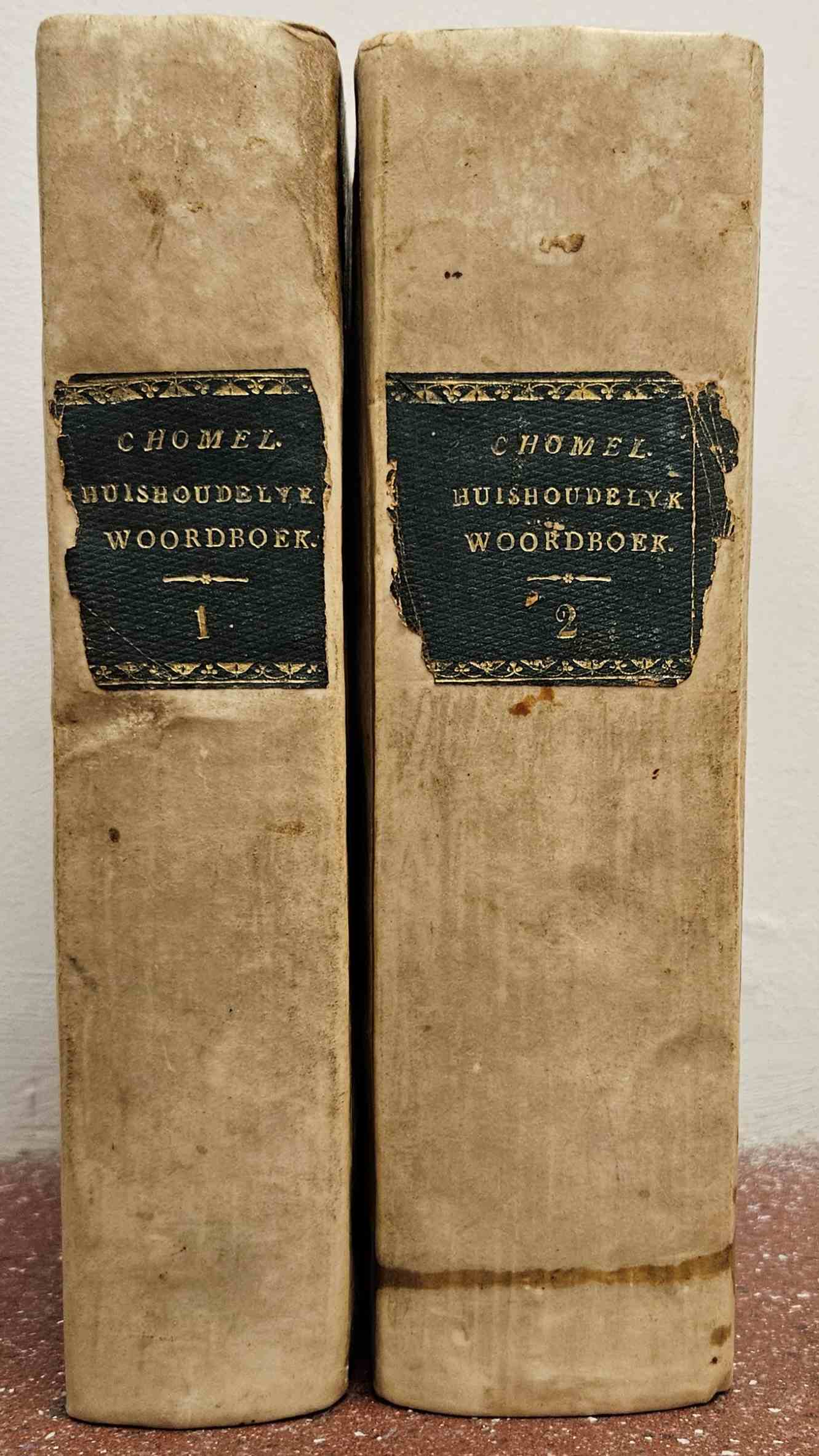 Chomel, Noel - Huishoudelyk woordboek, vervattende vele middelen om zyn goed te vermeerderen, en zyne gezondheid ... . Door Noel Chomel ... ; In 't Nederduits vertaald, in orde geschikt, en vermeerderd met nuttige artikelen door de heeren Jan Lodewyk Schuer ... A.H. Westerhof ... en zeker liefhebber, en met kunstplaten verrykt. 2 delen compl.