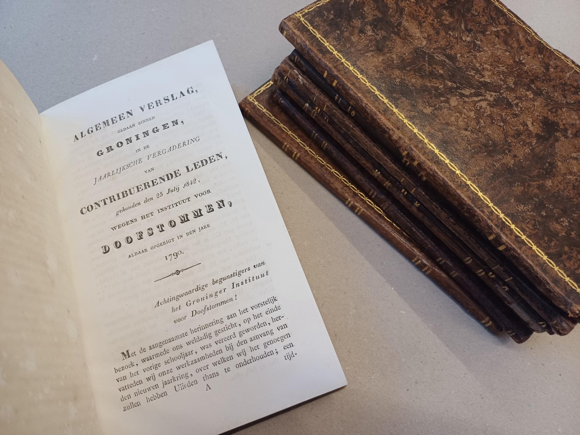 [GUYOT-instituut] - Algemeen verslag gedaan binnen Groningen in de jaarlijksche vergadering van contribuerende (...)  wegens het instituut voor doofstommen, aldaar opgerigt in den jare 1790. Jaar 1842,1844, 1845, 1848, 1849, 1850, 1851, 1852 (8 banden)