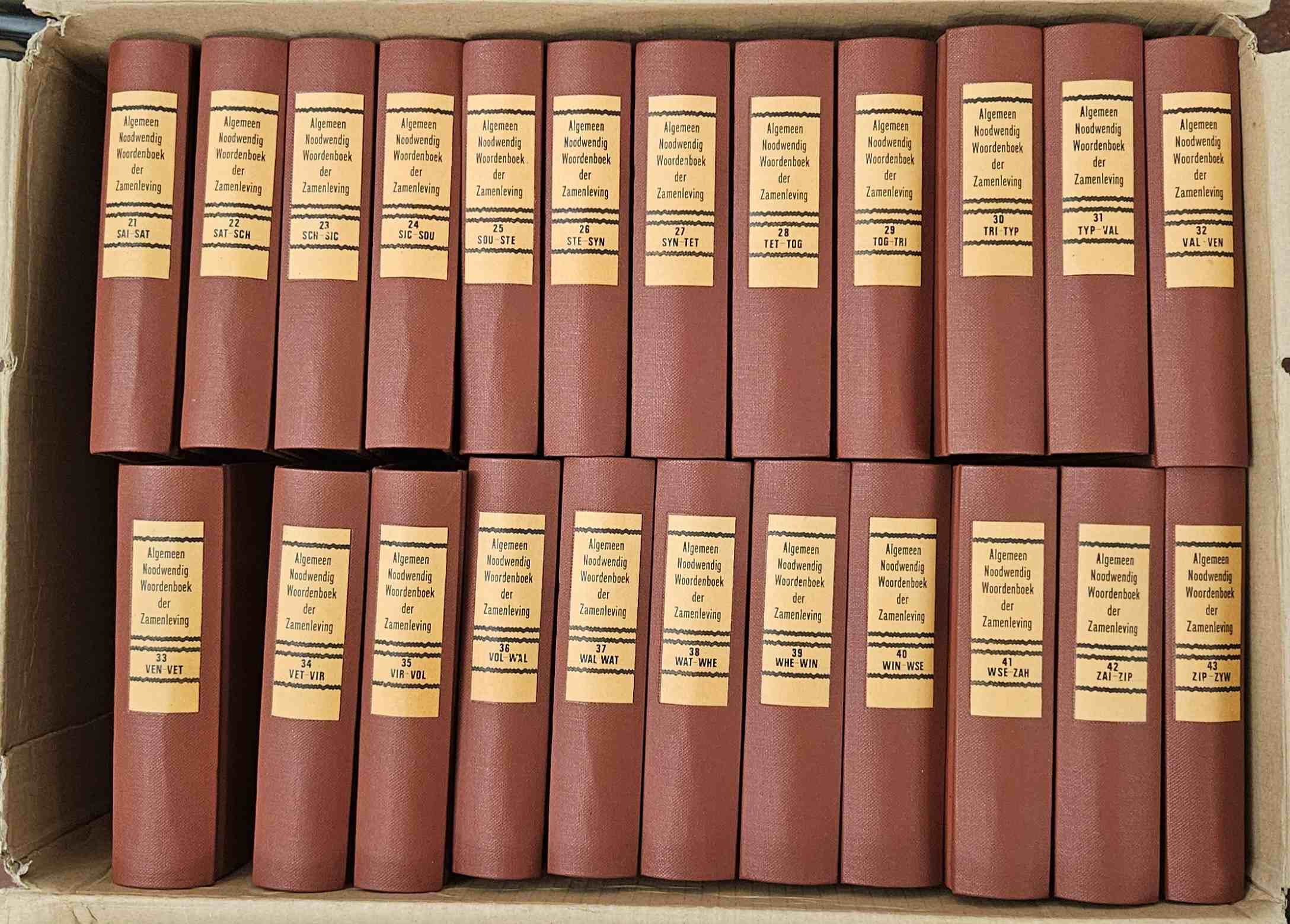 [Witsen Geysbeek, P.G.] - Algemeen noodwendig woordenboek der zamenleving: miniatuur-uitgave. Compleet in 43 banden
