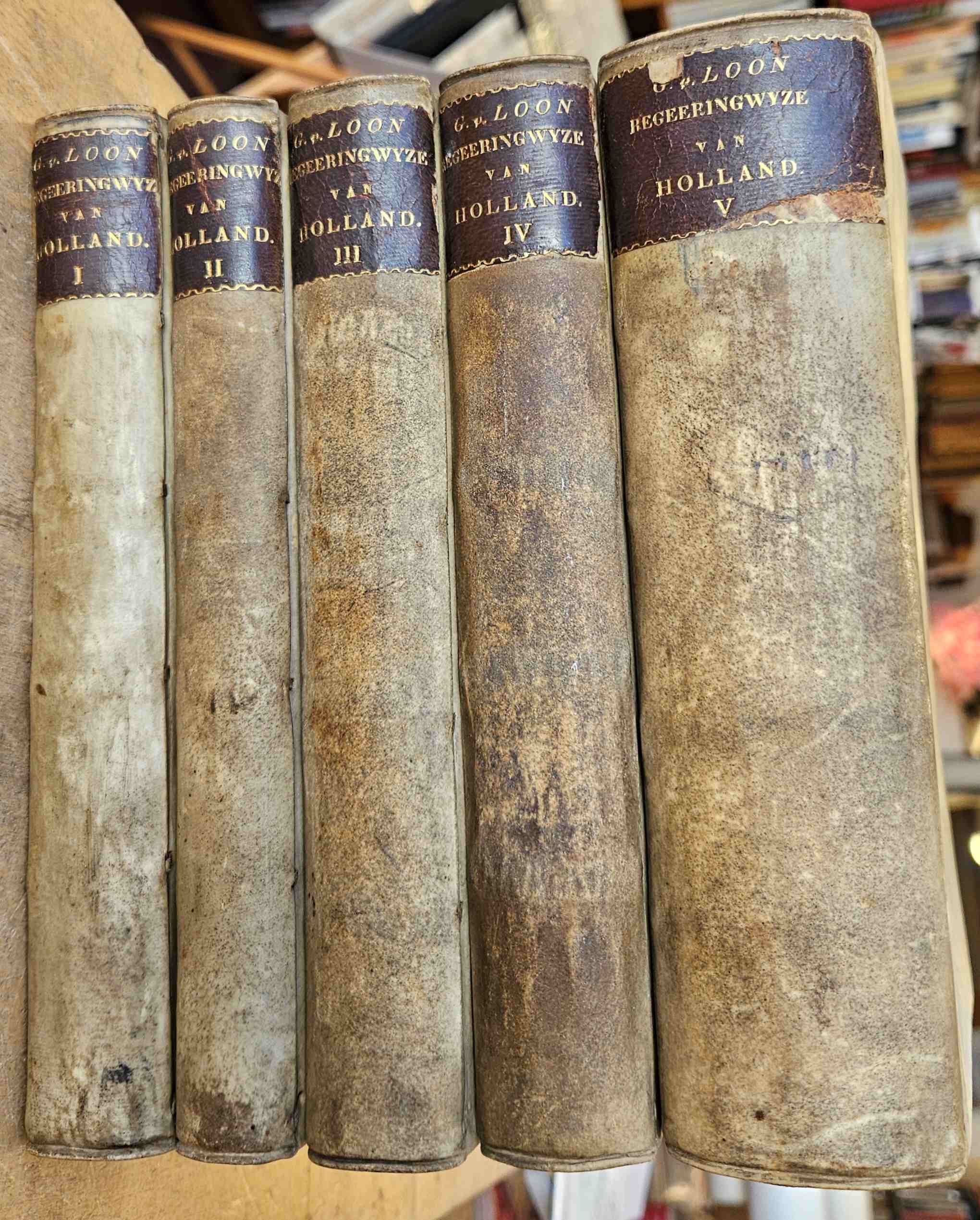 Loon, Gerard van - Beschryving der aloude Regeeringwyze van Holland. 5 delen (compleet). Deel I: Hoe en door wie de Batavieren uytgerooid; En op welke wyze der zelver Landen door de Fransche Koningen veroverd zyn .... Deel II: Welke regeeringsgestalte de Fransche Koningen, als wetgeevende vorsten van het thans genaamde Holland, Aldaar in opzigte van 't Geestelyke hebben ingevoerd... Deel III: Beschryving zoo van de Slaaven en Lyfeygenen, Als van de magt, de onderscheydene rechten en gerechtigheden; welken de Geestlyke en Werreldlyke Heeren oudstyds over de zelven in Holland gehad en geeffend hebben... IV: Wat den voet tot het eyndigen der Dienstbaarheyd Hier te land gegeeven heeft; Even gelyk ook van de Vrygemaakten en welgeboorene lieden... Deel V: Beschryving zo van de onderscheydene Ridders en der zelver Schildknaapen in Holland, als van de Heele, Halve, Achtste Eedelieden en Daarbeneden...