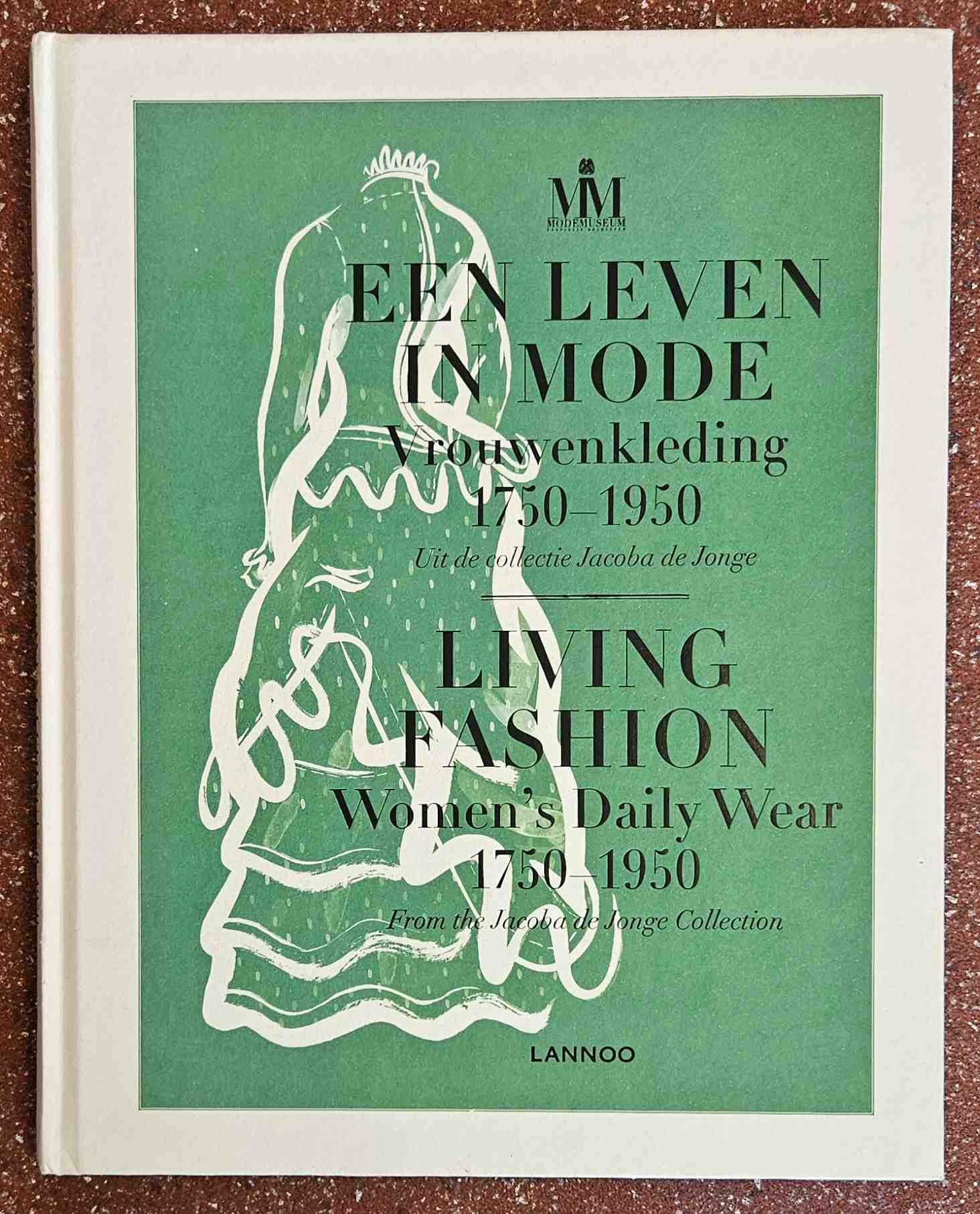 Dawson, Jack - Living fashion: Daily Women's Wear 1750-1950 / Een Leven in mode. Vrouwenkleding 1750-1950. Hardcover. Bilingual Engl. / Dutch