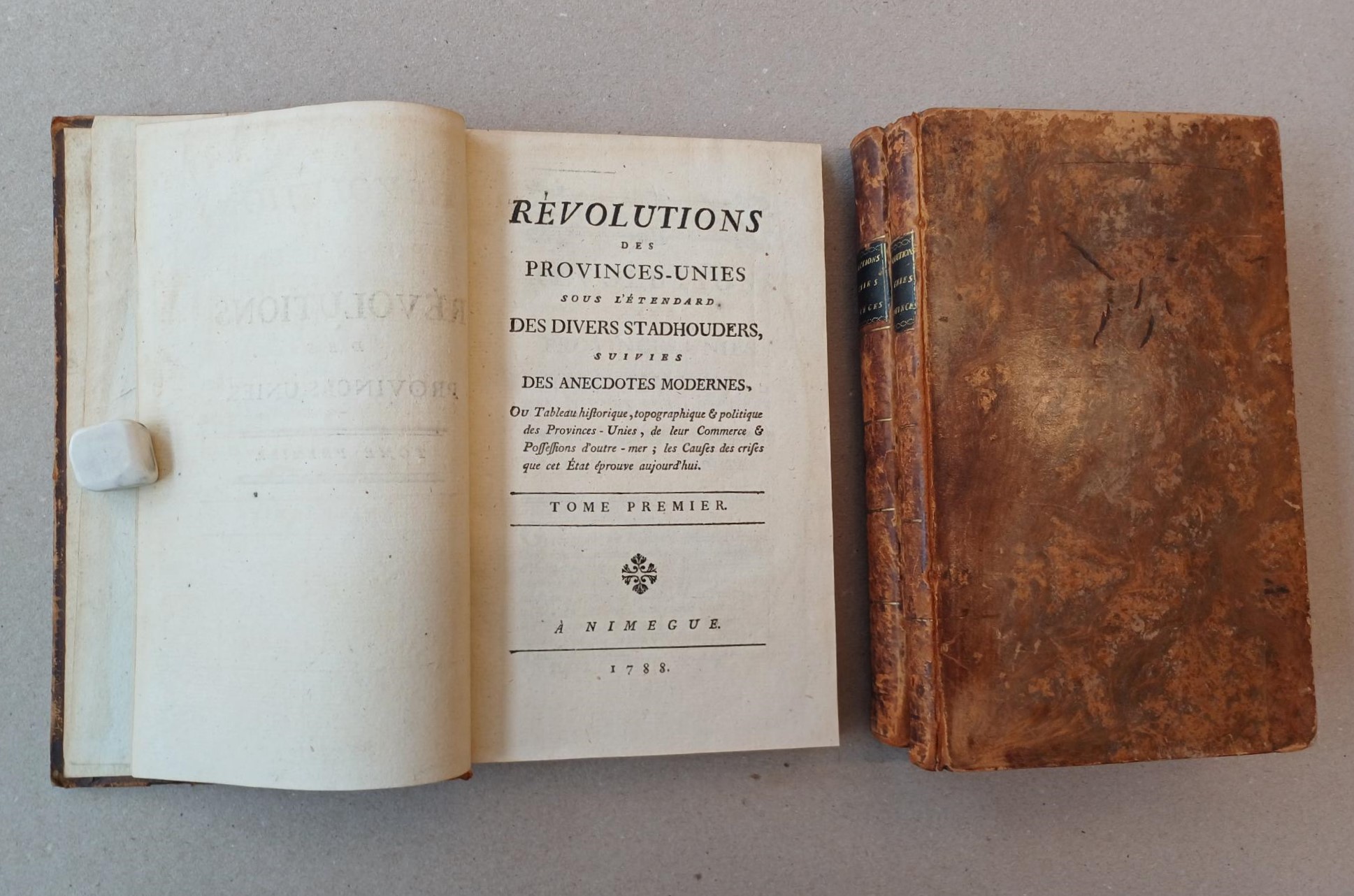 [Mandrillon, Joseph] - Revolution des provinces-unies sous l'etendard des divers stadhouders, suivies des anecdotes modernes - Tome 1-3