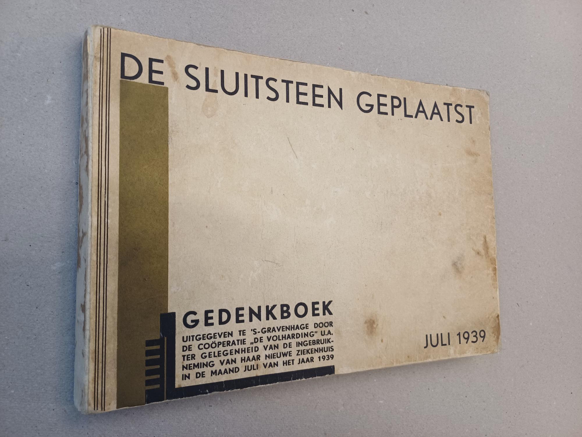 - De sluitsteen geplaatst. Gedenkboek.
