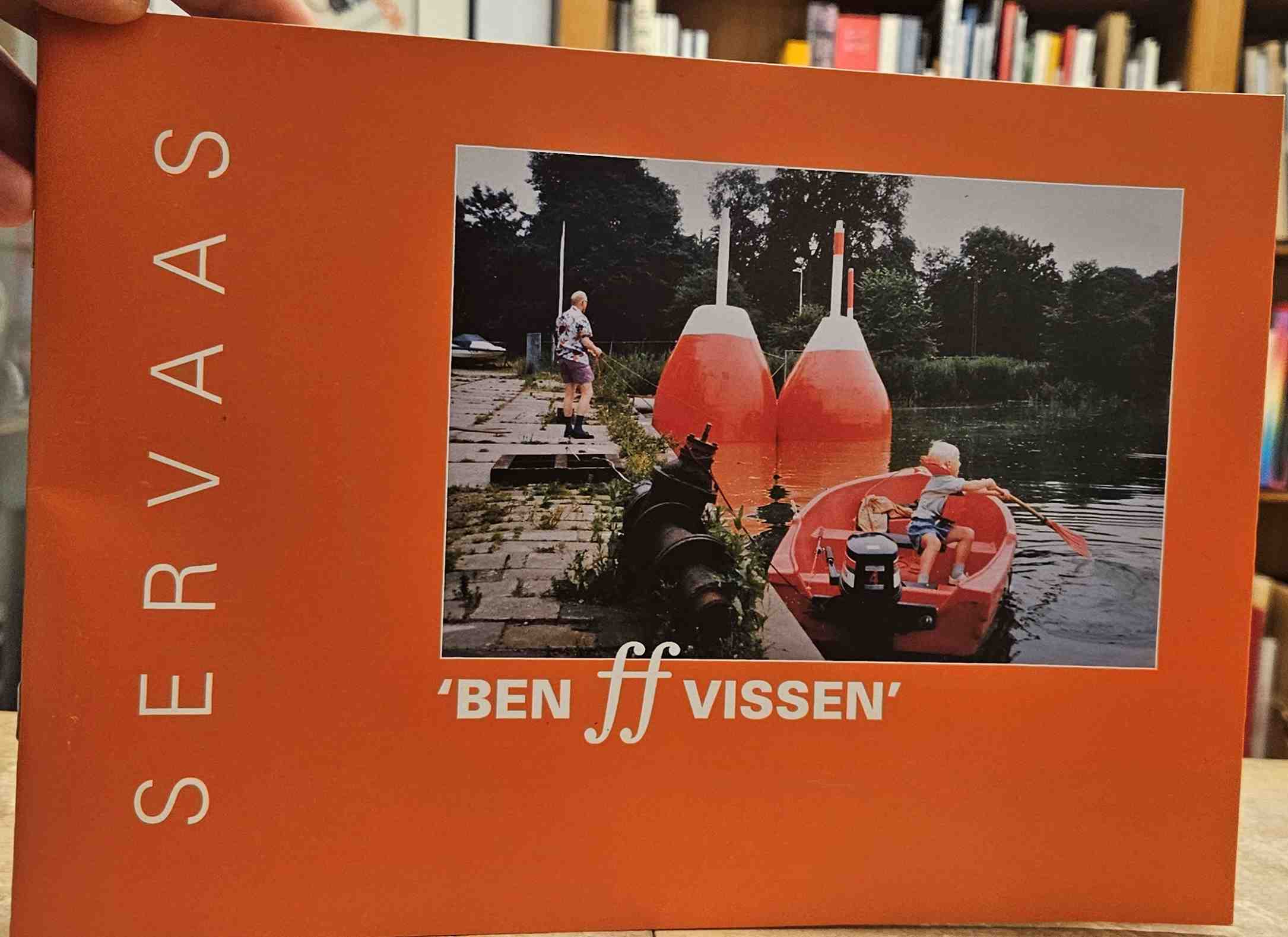 SERVAAS [Servaas - Alkmaar, 19 oktober 1950 - 11 maart 2001]. Samengesteld door Wessel en Gerard Schoone - 'Ben ff vissen'. Catalogus van de Servaas-overzichtstentoonstelling in pop-up museum Expoost in Hoorn, juli-september 2021