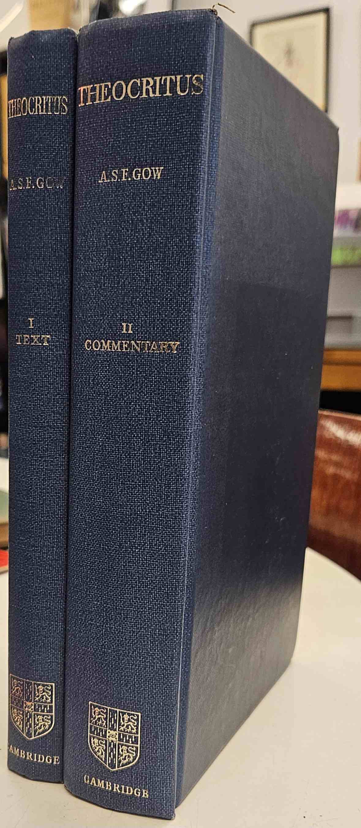A. S. F. Gow, transl. and ed. - Theocritus (2 VOL. COMPL.) - Vol.1: Introduction, text and translation; Vol: 2: Commentary, Appendix, Indexes and Plates