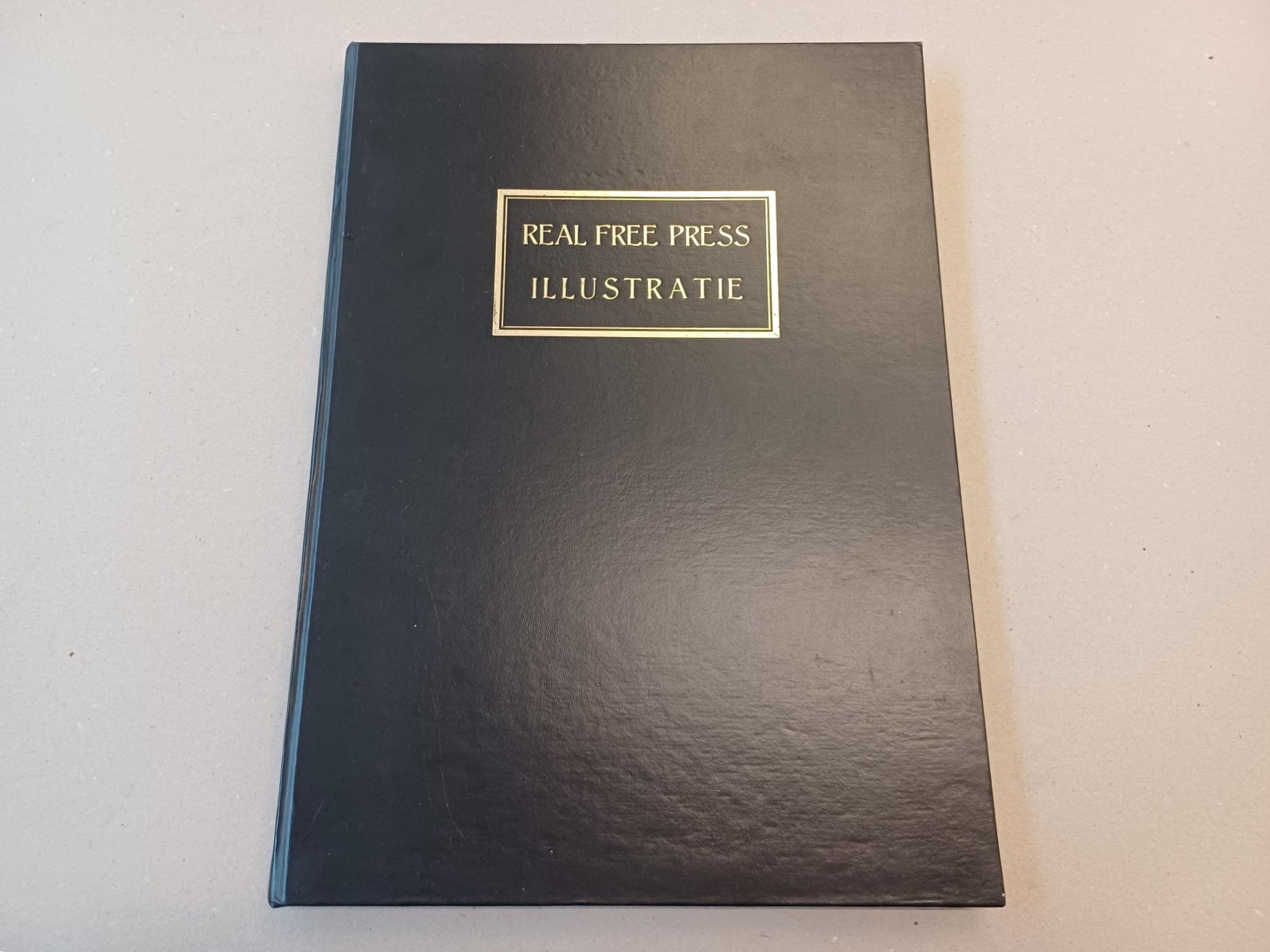 Stoop, R. Olaf;  Does, H.F. van der - Real Free Press Illustratie 1-6 GESIGNEERD